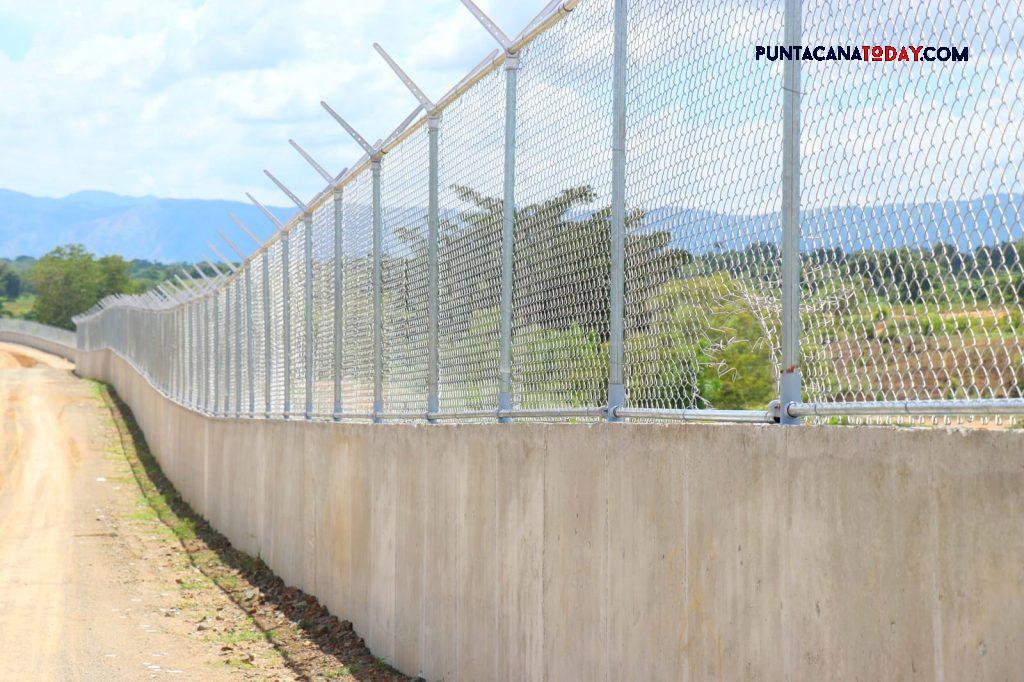 Haitians Successfully Cross Perimeter Fence to Enter the Dominican Republic