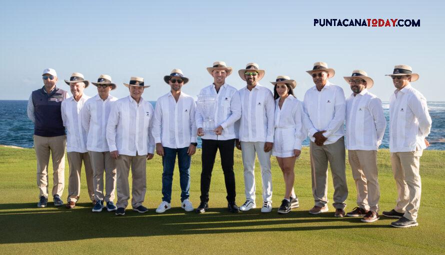 Matt Wallace junto edecanes del Corales Puntacana Championship