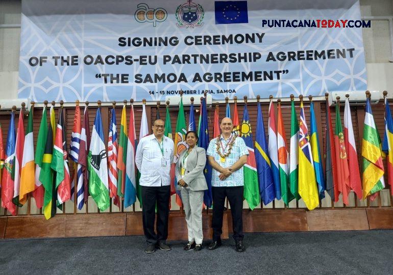 Representative from the Dominican Republic’s Ministry of Economy signs the Samoa Agreement