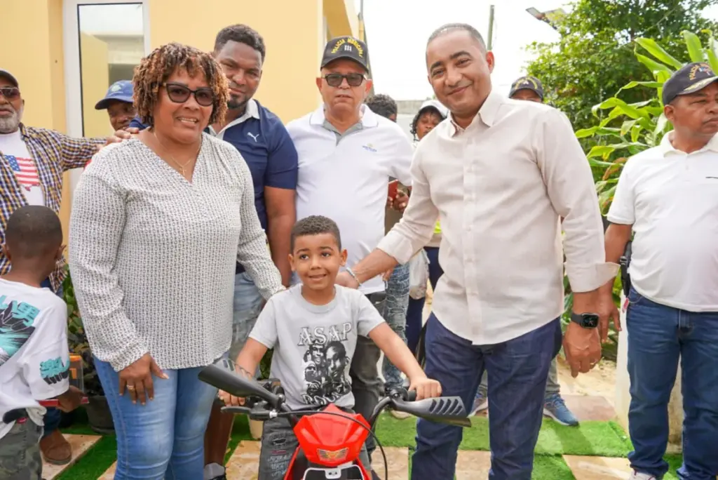 Veron Punta Cana Mayors Office Distributes Three Kings Day Gifts to Local Communities