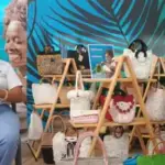 De fundas desechadas a carteras que generan ingresos