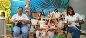 De fundas desechadas a carteras que generan ingresos