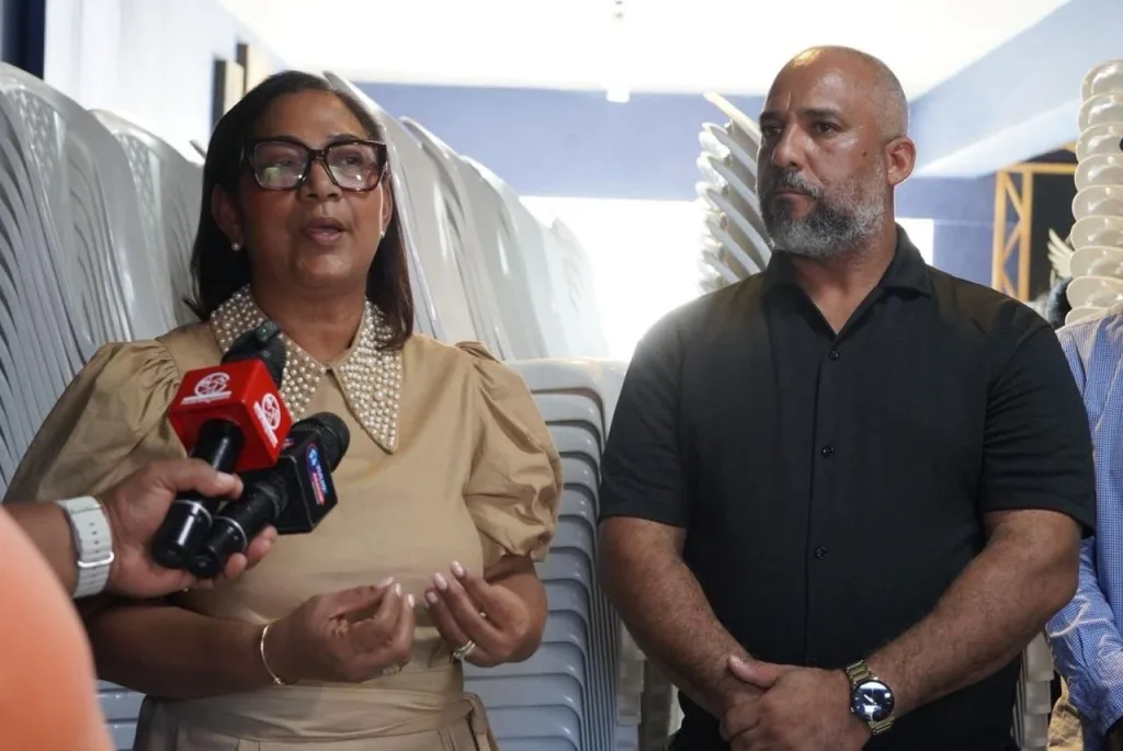 Fundación Mi Milagro Isanely impacta 12 iglesias de Higüey con entrega de 500 sillas