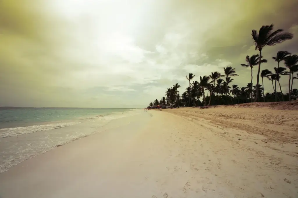 clima en Punta Cana esta semana - Punta Cana inicia semana con 32 °C, lluvias pasajeras y polvo sahariano
