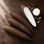 Raíces de yuca cortadas, foto cenital